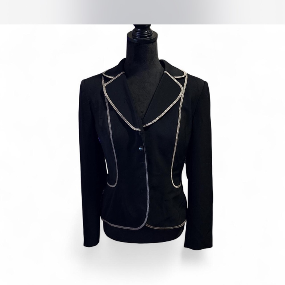 Elegant Black Blazer with Structured Design - Picture 1 of 1